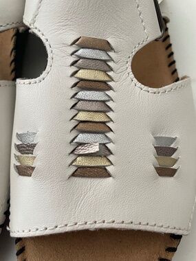 Auditions white leather sandals size 7